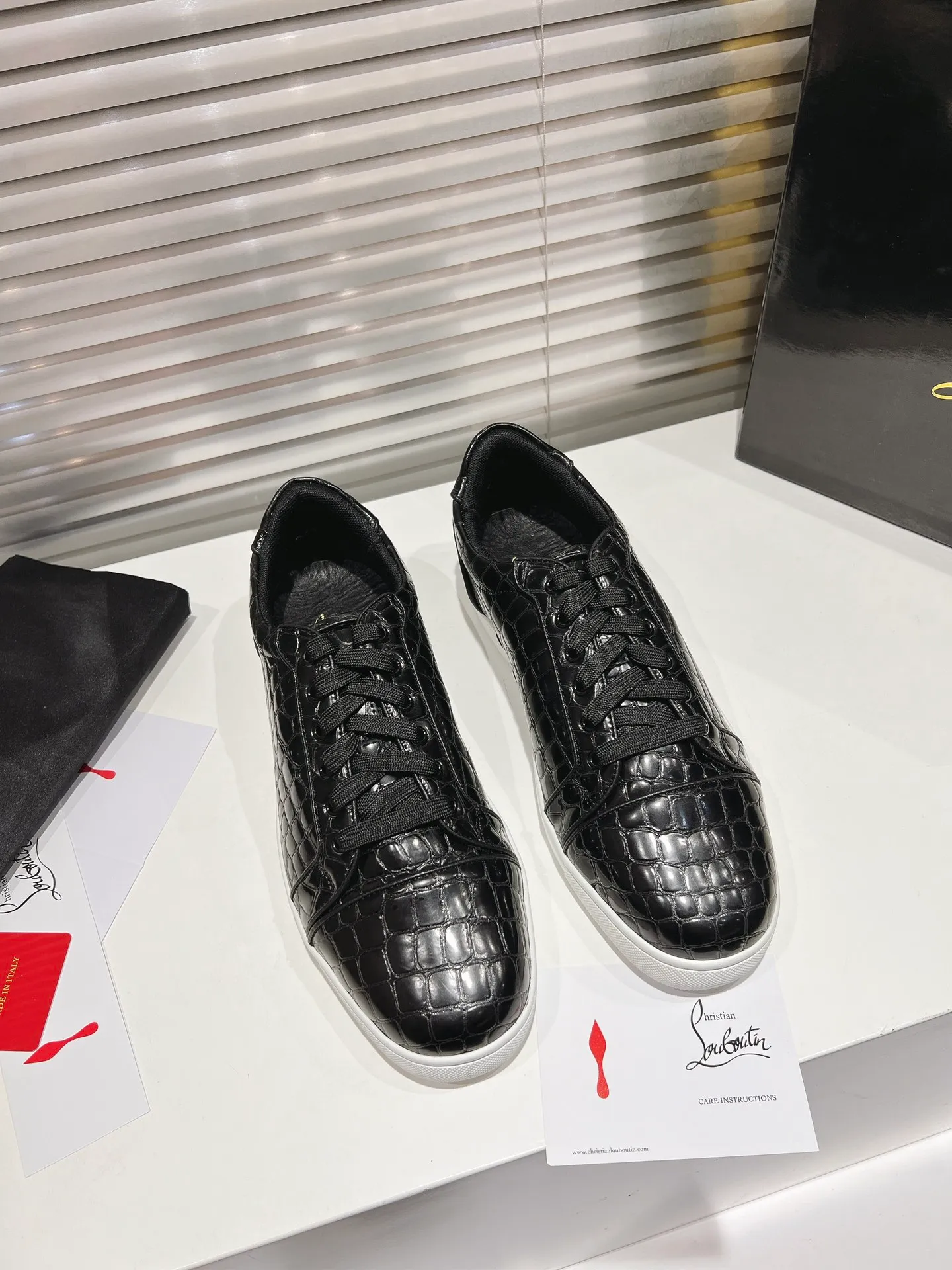 👟👟Ex-factory price 700👟👟 ╔Low top black stone pattern printed logo model╗ ·Top version customization·²⁰²²𝐬𝐬 𝑪𝒉𝒓𝒊𝒔𝒕𝒊𝒂𝒏 𝑳𝒐𝒖𝒃𝒐𝒖𝒕𝒊𝒏 ▪️No matter the last shape, fabric, diamonds, nails, lining, outsole, they are as close as possible to ZP... ▪️The original sole is specially provided by the original factory ▪️The lining is imported water-dyed cowhide ▪️Private customization time is about 3-7 days —————— Size: Women's 35M-41M Men's 38M-47M, half size can be customized